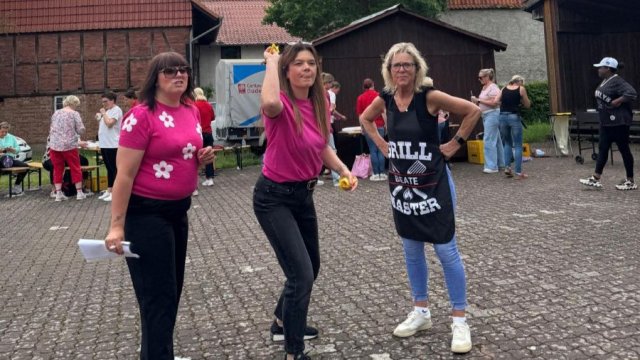 Eine Frau wirft einen Ball.