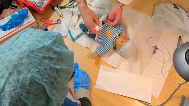 Das Foto zeigt eine OP-Situation mit einer Spielpuppe.