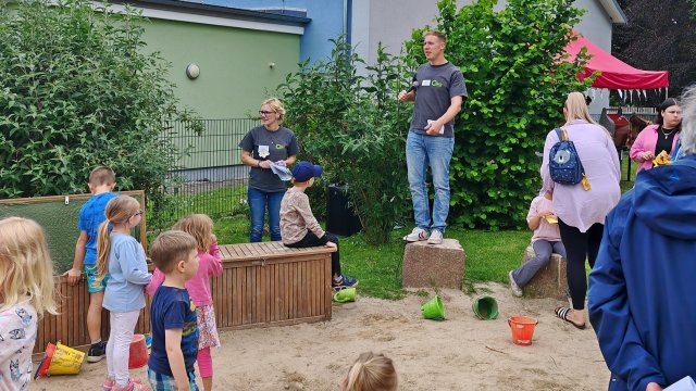 Moritz Heller steht auf einem Steinbrocken und spricht.