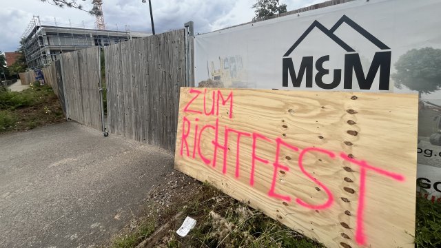 Wegweiser: Zum Richtfest