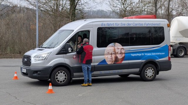 Das Foto zeigt einen Kleinbus auf einem Übungsplatz.