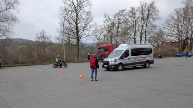 Das Foto zeigt einen Kleinbus auf einem Übungsplatz.