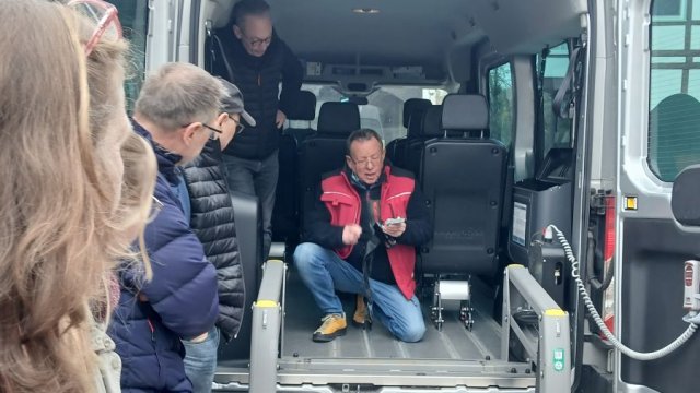 Das Foto zeigt die Ladefläche eines Kleinbusses.