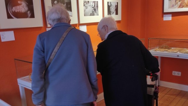 Zwei Frauen betrachten eine Auslage.