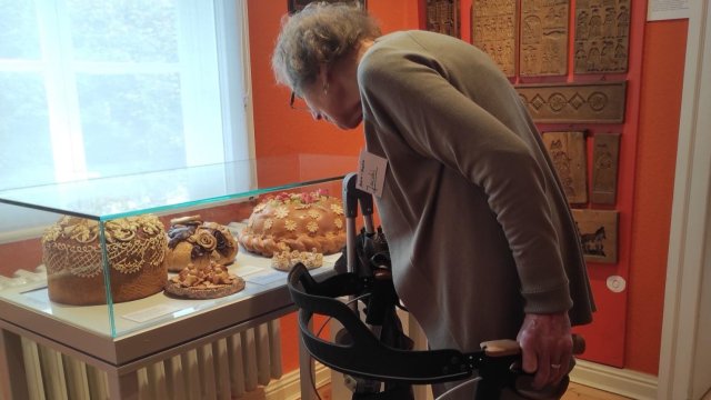 Eine Frau betrachtet Teile der Ausstellung.