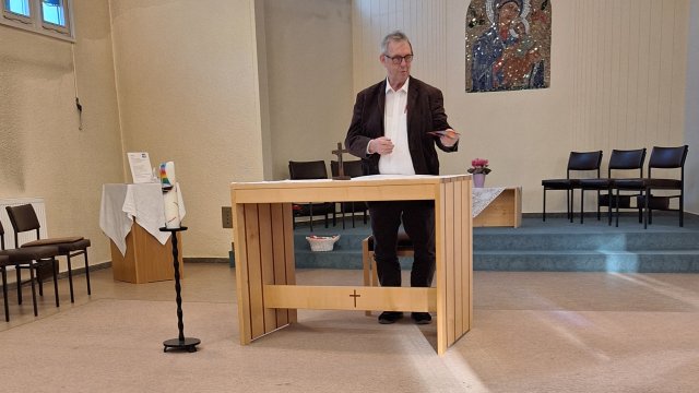 Ein Mann steht in einer Kapelle