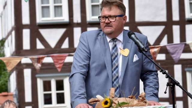 Glückwünsche der Stadt Duderstadt überbrachte Bürgermeister Thorsten Feike. | Foto: Blank