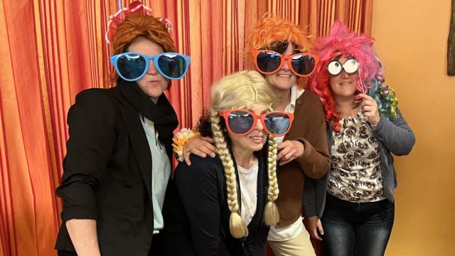 Und das Haar sitzt: Verkleidung für's Fotobox-Foto beim Caritas-Sommerfest 2024. | Foto: Isabel Lubojanski