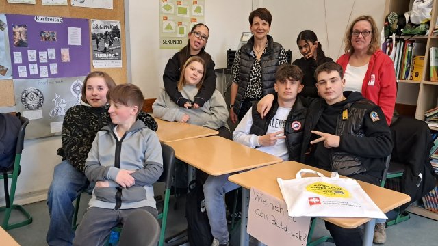 Eine Gruppe stellt sich zum Gruppenbild mit Edelgard Lietzow auf.