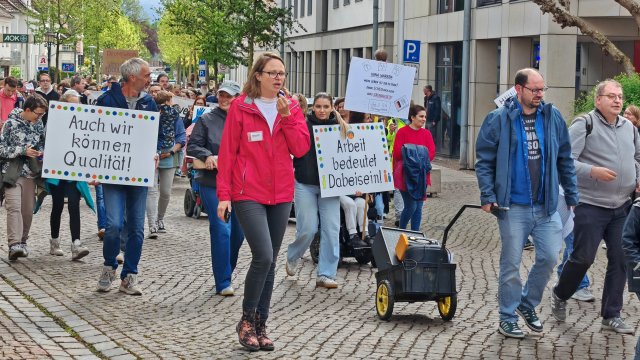 Demonstrierende Menschen gehen.