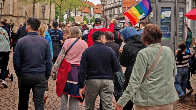 Demonstrierende Menschen gehen.
