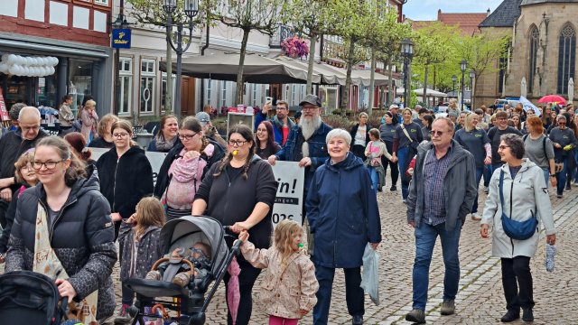 Demonstrierende Menschen gehen.