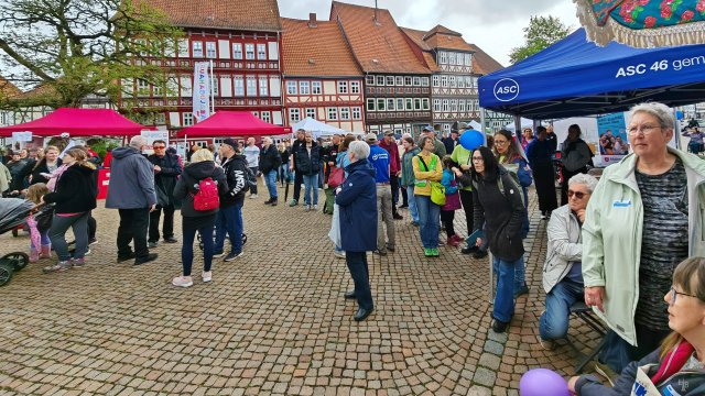 Blick auf Stände und Menschen