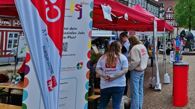 Blick auf den Caritas-Stand