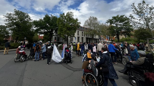 Menschen versammeln sich auf der Straße