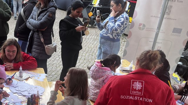 Am Caritas-Stand wird gebastelt.