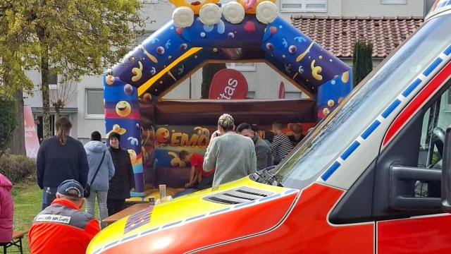 Das Foto zeigt im Hintergrund eine Hüpfburg, im Vordergrund ist ein Rettungswagen zu erkennen.