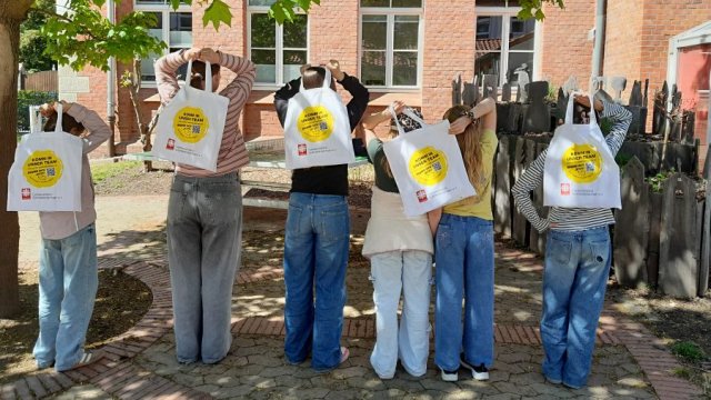 Das Foto zeigt sechs Schüler:innen von hinten.