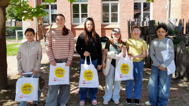 Das Foto zeigt sechs Schüler:innen von vorne.