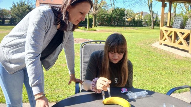 Das Foto zeigt die Einrichtungsleitung mit einer Schülerin.