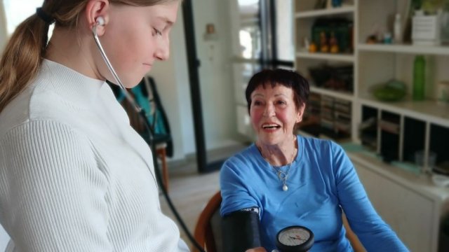 Das Foto zeigt zwei Personen.