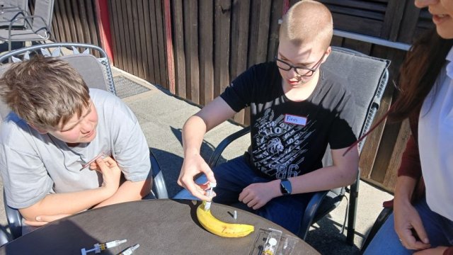 Das Foto zeigt zwei Schüler und eine Banane.
