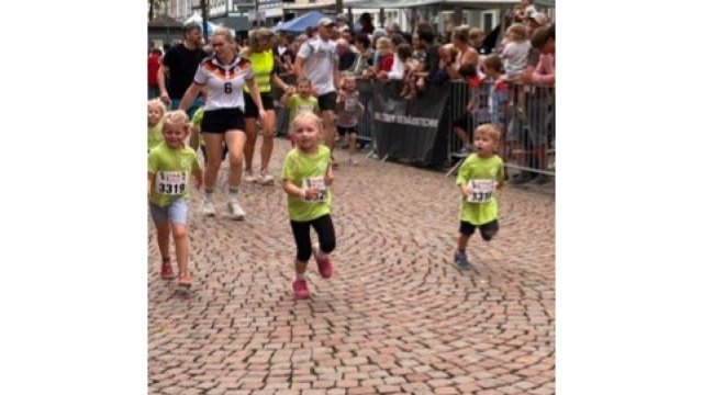 Von den Zuschauern erhielten die Läuferinnen und Läufer Anfeuerungsrufe